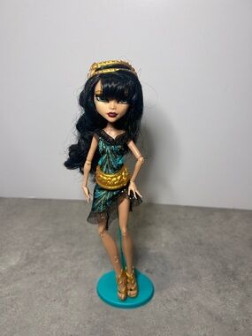 Poupée Monster High Frights Camera Action tapis noir Cleo De Nile -accros jambes